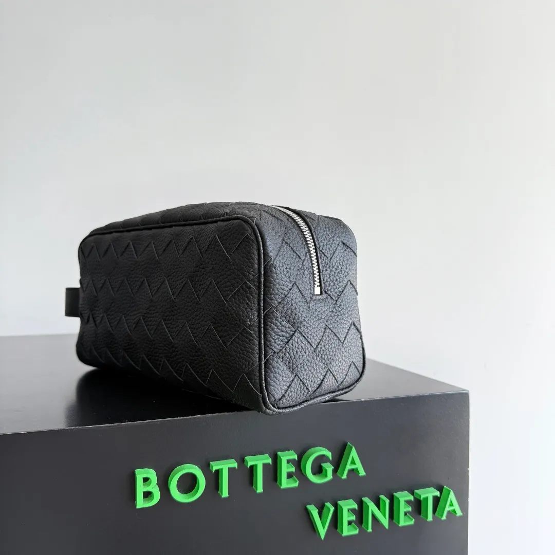 Batch 1260 BOTTEGA VENETA 2024 new INTRECCIATO classic toiletry bag, the choice of discerning people. The low-key luxury quality is the interpretation of its brand. If you like low-key BV, it is the first choice~~ Style number: 729295 Size: 26*13*10cm